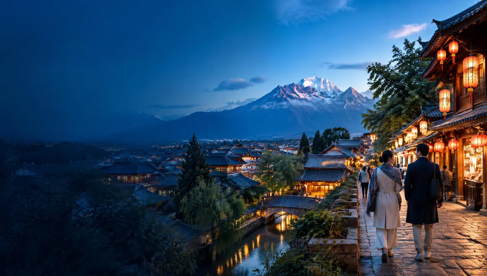 Kota tua Lijiang dengan latar pegunungan Yunnan
